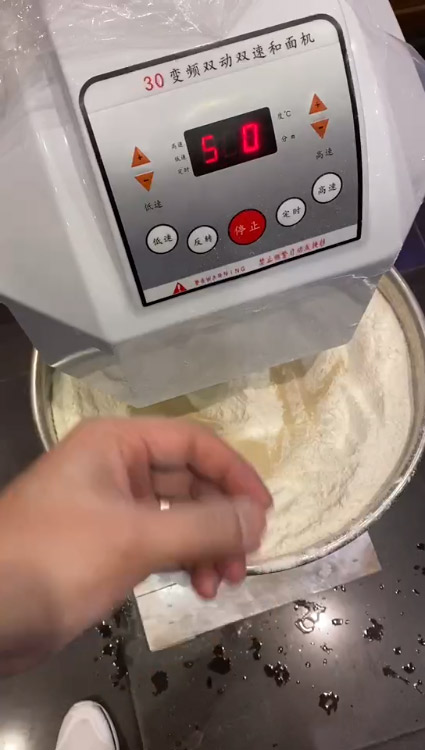 變頻(pin)雙動雙速咊(he)麵機(ji)